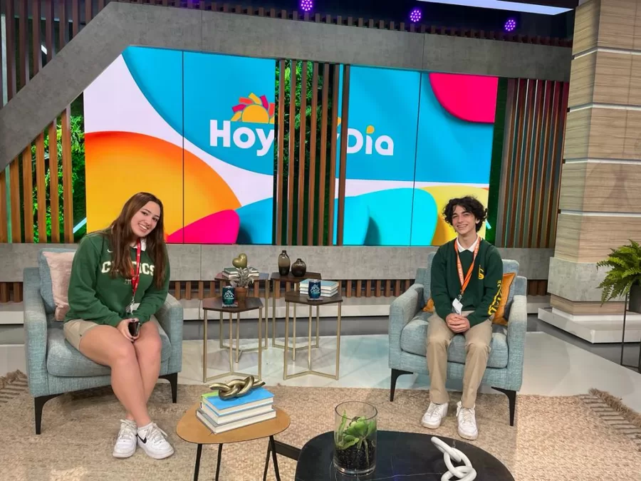 Senior Juliana Lujan-Rodriguez and sophomore Joaquin Martinelli on the set of the ‘Hoy Día’ show.