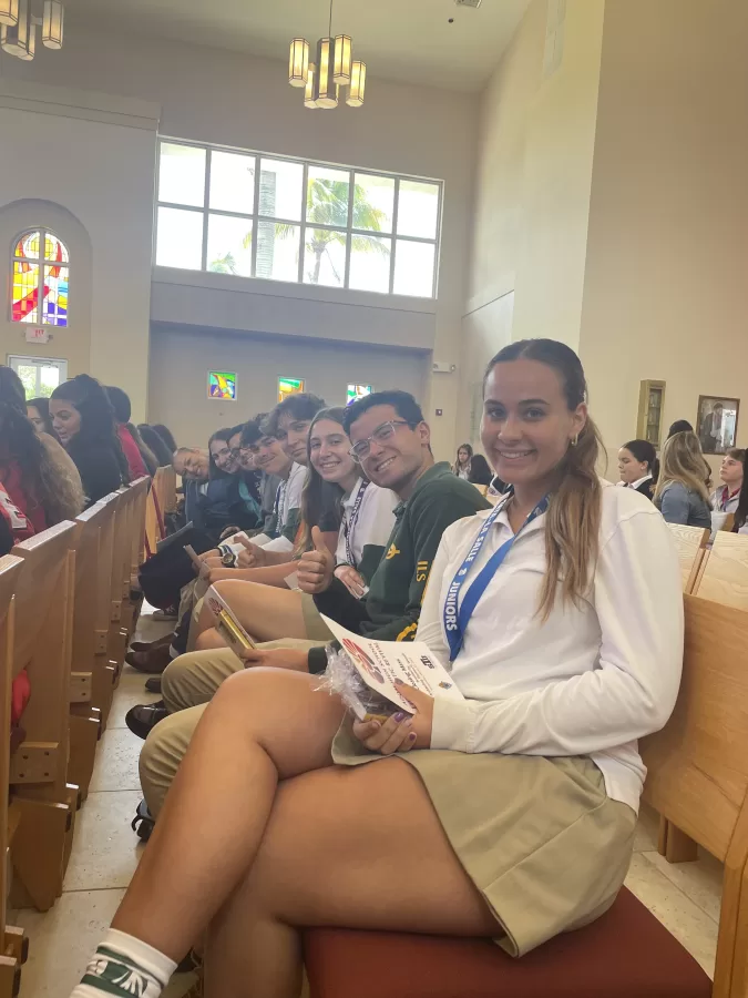 Juniors Roy Justiniani and Briana Del Oro, seniors Maya Garcia and Santiago Quiros, sophomore Miguel Suarez-Cabal and freshmen Colleen Swan and Francisco Pages during Mass at St. Thomas.