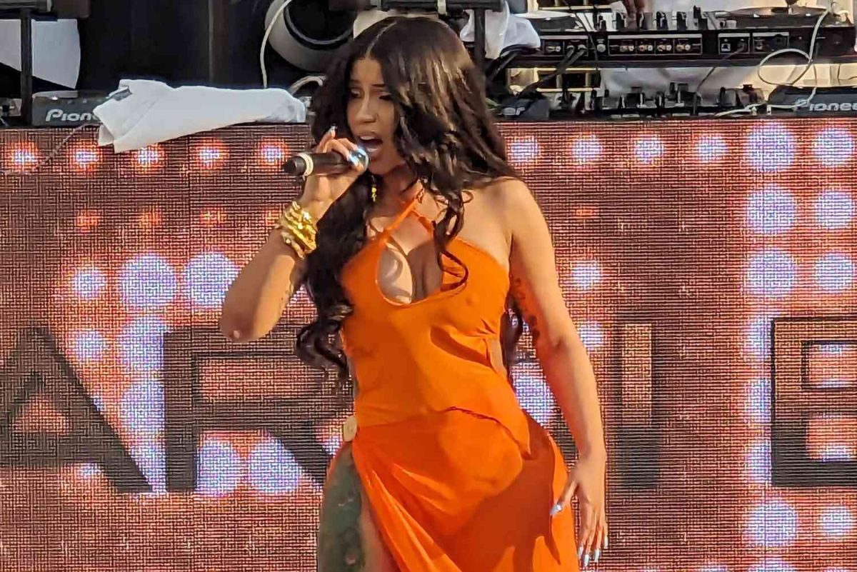 Rapper Cardi B― one of the most recent and infamous victims of bottling― performing at Drai’s Beach Club.
