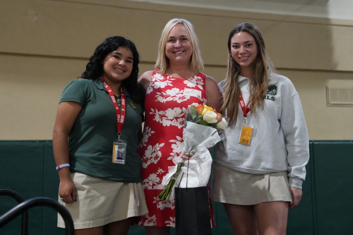 Rae Ann Gruver with two ILS Seniors, Antonella Vasquez (right) and Megan Proaño (left). 