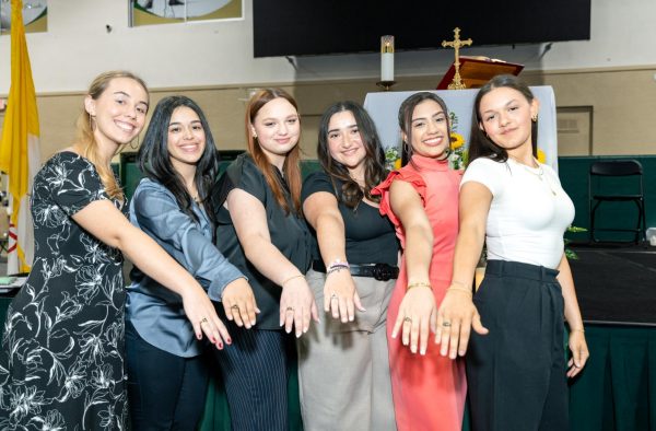 Juniors Gianna Farrara, Abigail Figueroa, Katerina Garcia, Kaylin Tirador, Helena Martinez, and Gabriella Del Rio show off their new class rings 