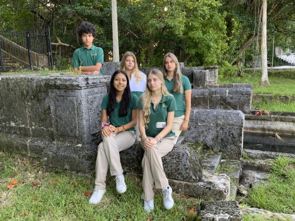 First year journalism students Thomas Sluitjers, Jala Tabraue, Maggie Balzarini, Adriana Velasco, and Chloe Kamhi learn about their campus.