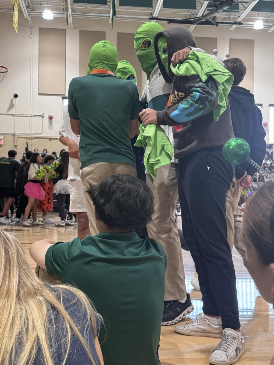 Sophomores represent their time period, the future, by dressing up as aliens.