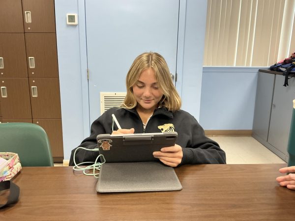 Senior Renata Valada takes advantage of her free period because for her studies are a top priority.