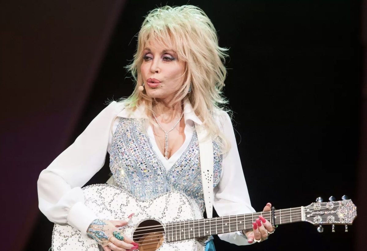 Dolly Parton enjoyed skillfully playing the guitar, even with her long nails, during live performances. 