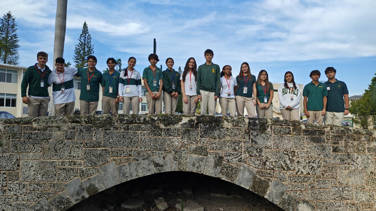 The Journalism I class section two joins the only Dual Enrollment journalism editor, Vittorio Buttice, for a group photo on the coral rock bridge which leads to the 800 building.