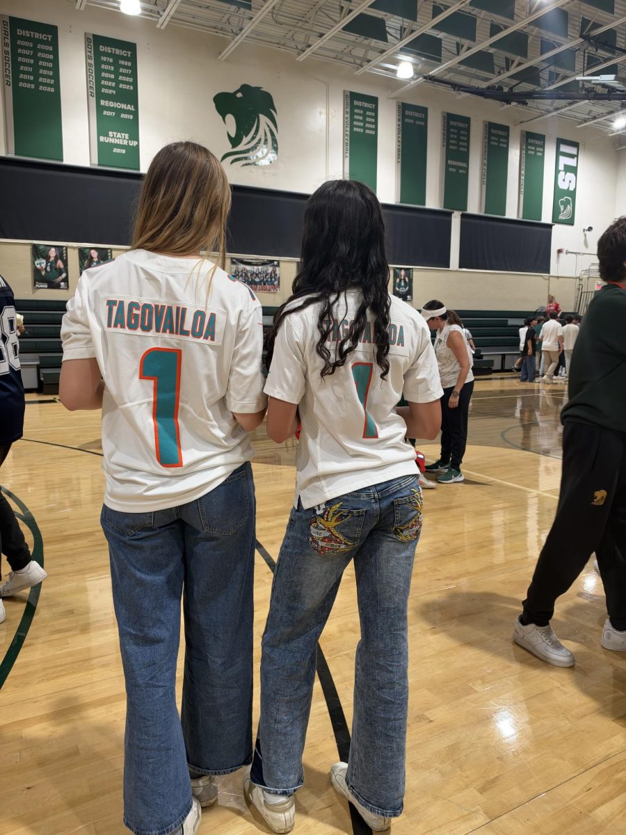 Julia Diaz and Marina Trindade discuss the outcome of the Homecoming skits while matching jerseys for sophomores' Super Bowl-themed day.