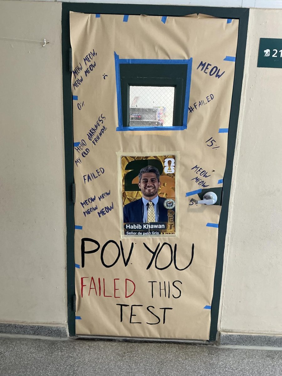 Juniors display el senor de pelo Gris.