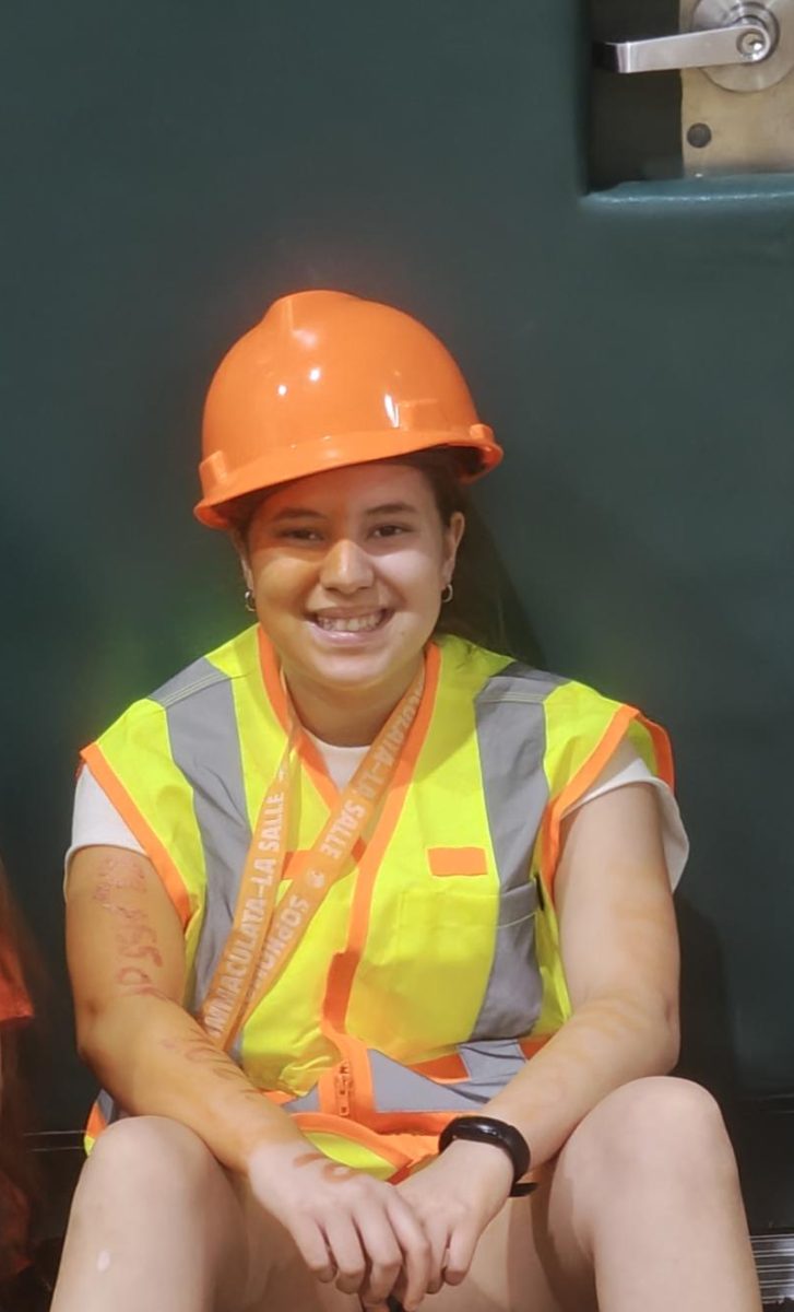 Anna Beltran found the ideal orange shade in her construction helmet and reflective vest.