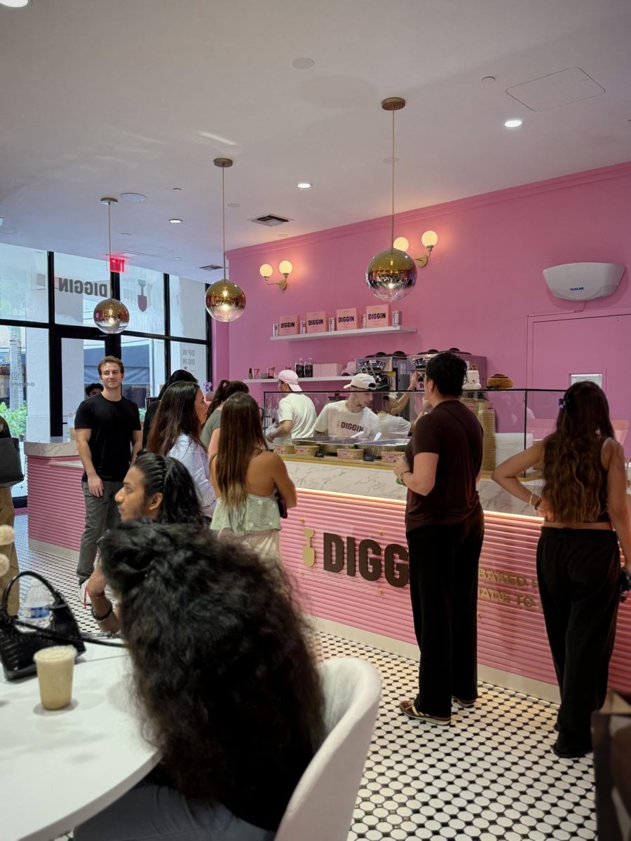Customers line up at DIGGIN to enjoy its fresh and sweet desserts.